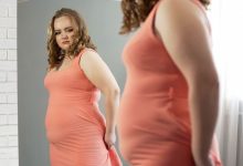 woman with a probleme to hide her belly fat in her tight dress