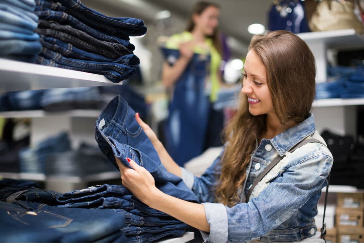 woman trying to find the best jeans