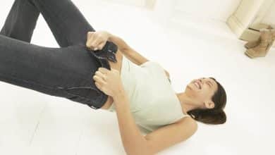 woman trying to fit in her jeans